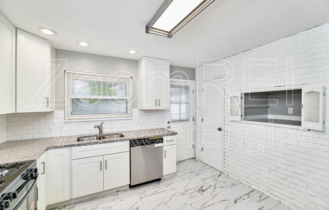 Building Photo - 2400 E Humes Ln