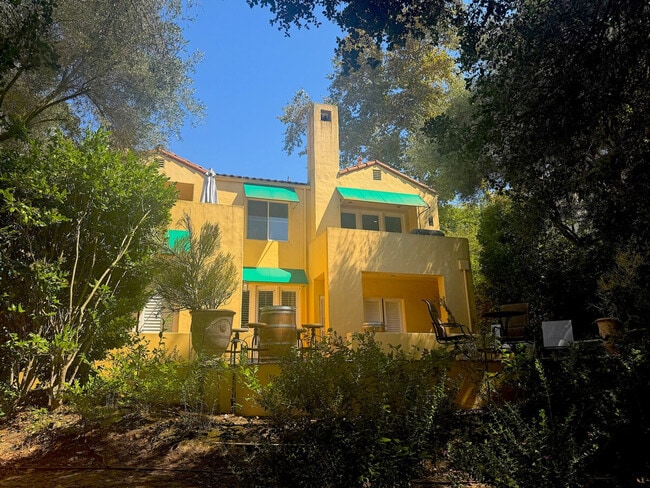 Building Photo - 130 Meadows Ln