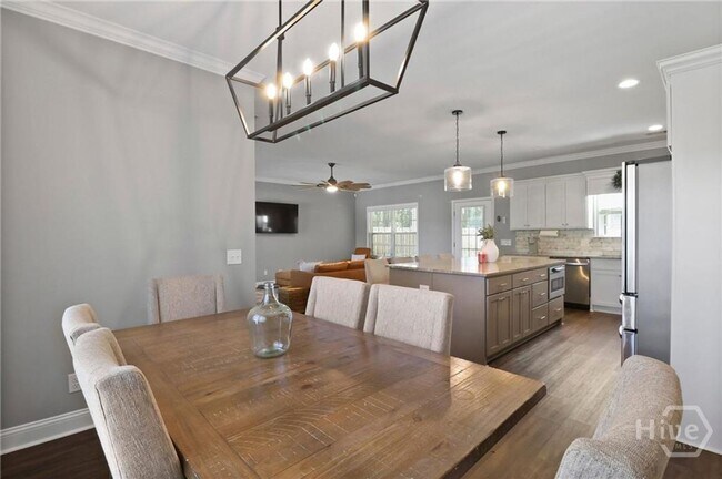 Building Photo - Perfect blend of luxury and comfort
