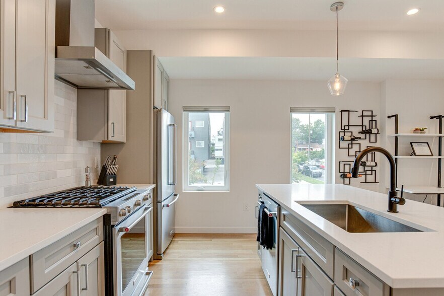 Building Photo - 3890 W 13th Ave