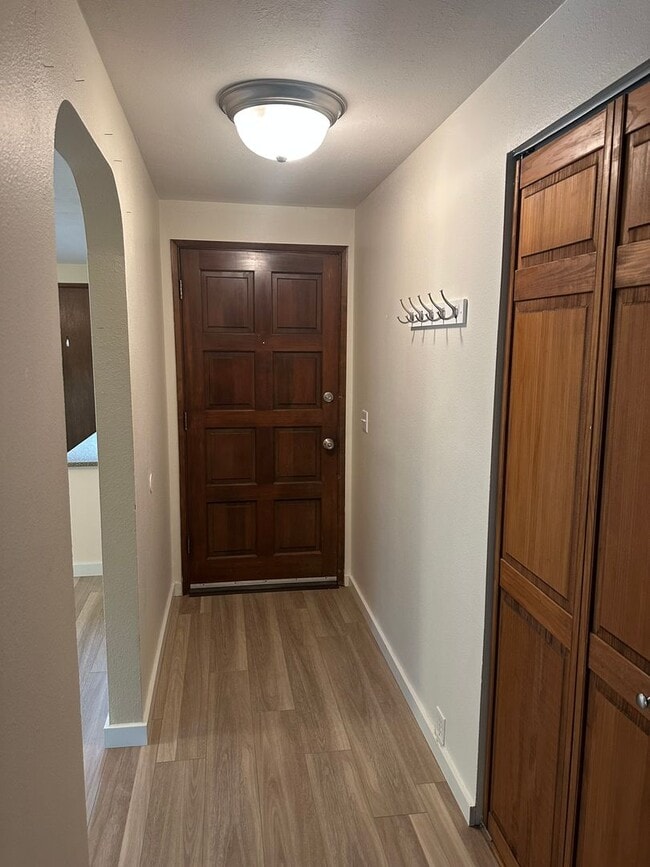 Building Photo - Beautiful custom 3 bedroom 2 bathroom hous...
