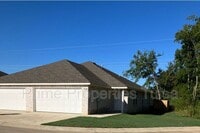 Building Photo - 1511 Rosewood Dr