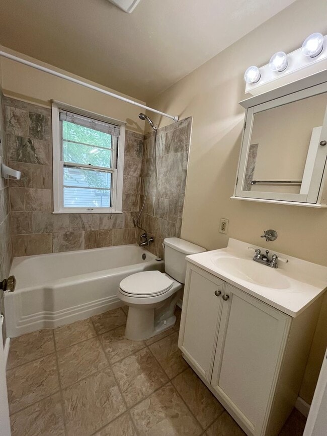 Building Photo - 429 1/2 E. 26th Street