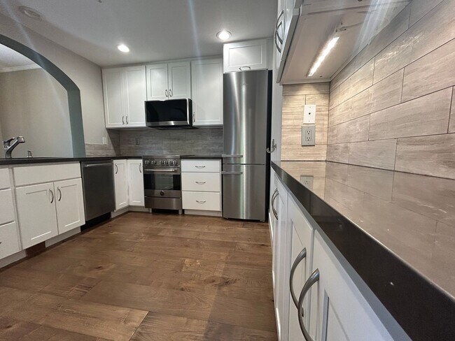 Building Photo - Beautiful 2 Bed, 2 Bath Single Story Condo...