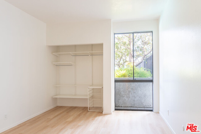 Building Photo - 10861 Moorpark St