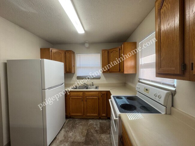 Building Photo - Grand Oak Road