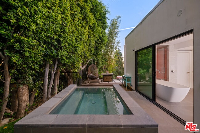 Building Photo - 2001 Sunset Plaza Dr