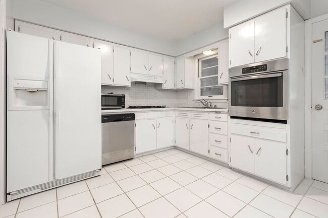 Building Photo - 2850 Hikes Ln