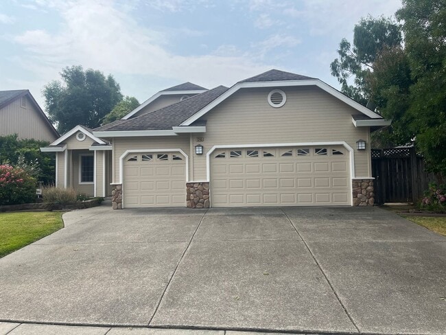 Building Photo - Large Single Level 4 Bedroom 2 Bathroom Home located in Northeast Rohnert Park