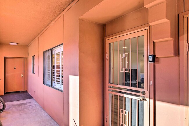 Building Photo - 4303 E Cactus Rd