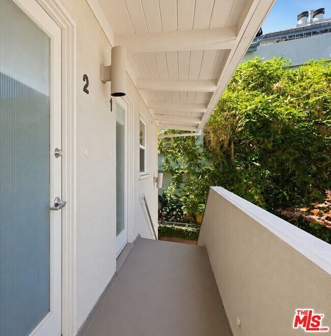 Building Photo - 806 Westmount Dr