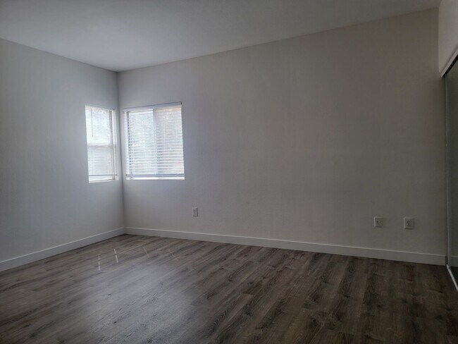 Building Photo - 2 Primary Suites Condo