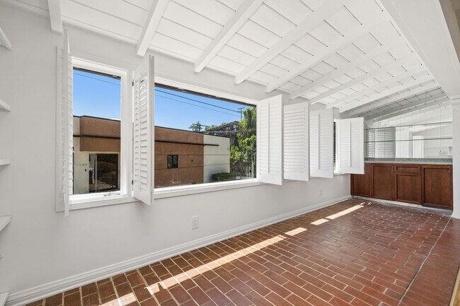 Building Photo - 1685 Sunset Plaza Dr