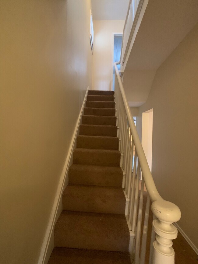Building Photo - Great 2 bed 2 bath with bonus attic space house located steps from shopping.
