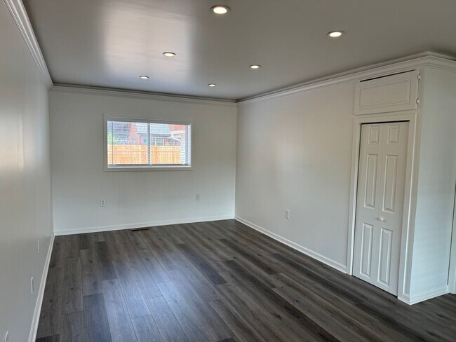 Building Photo - Updated 3 bedroom 2 bathroom duplex in his...