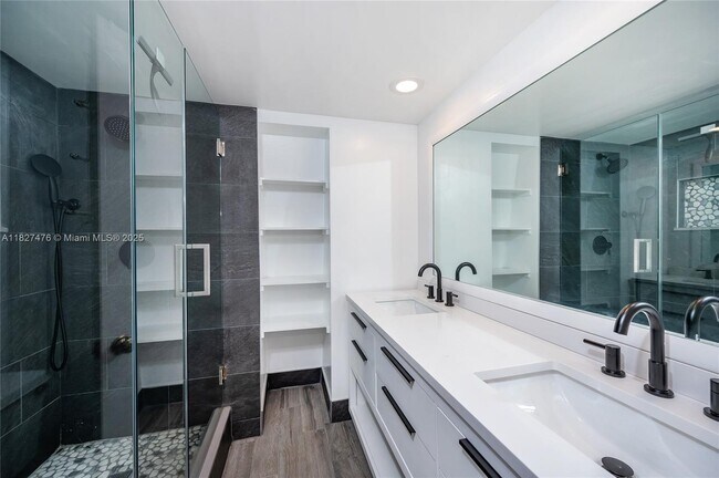 Building Photo - 2536 Camelot Ct
