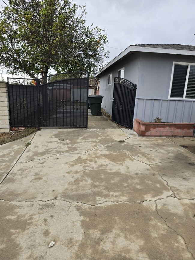 Building Photo - Spacious Rental In Garden Grove