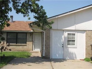 Building Photo - 2 bed 2 bed garage conversion with flex space, close to I-44 and I-240 ready for move in! Pets co...