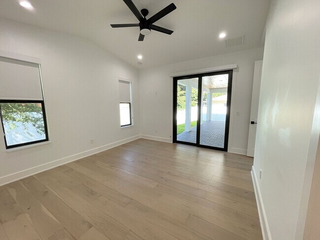 Building Photo - Beautiful South Tampa 4BR/3BA Home with 2 ...