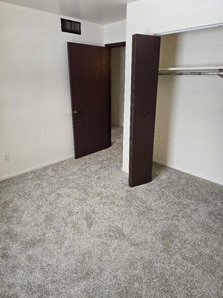 Building Photo - 3520 Oak Tree Dr