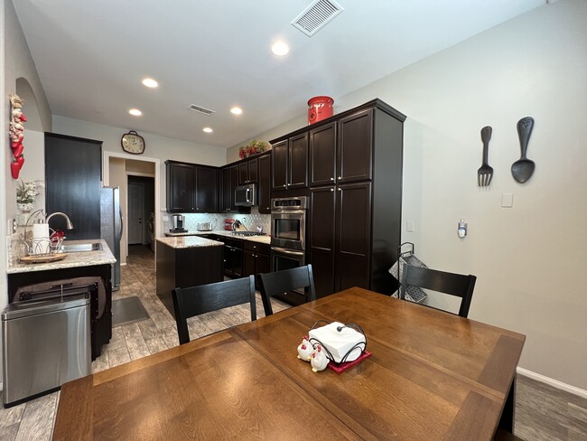 Building Photo - 115 Romanza Ln