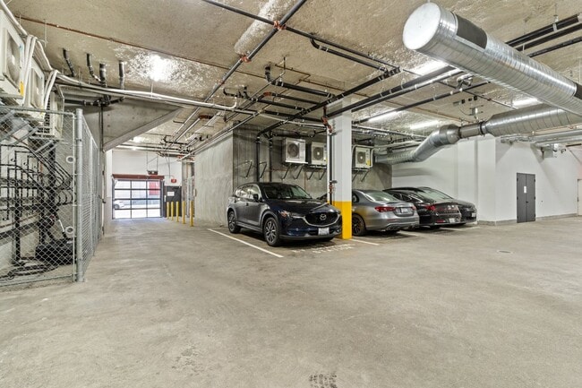 Building Photo - Modern 1 Bed, 1 Bath Condo @ 10th & Howard...