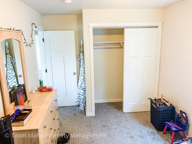 Building Photo - Single Family Home with Attached Garage