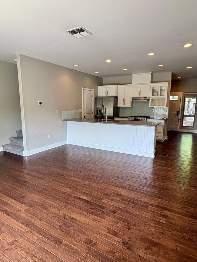 Building Photo - Central Point - Refined Townhouse with Dual Primary Suites