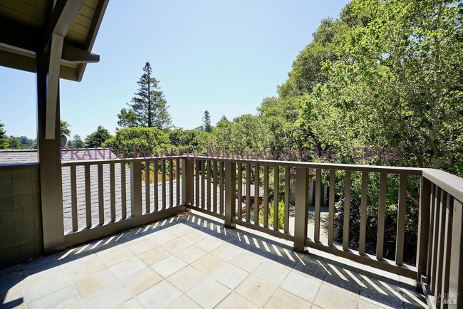 Building Photo - 422 Live Oak Dr