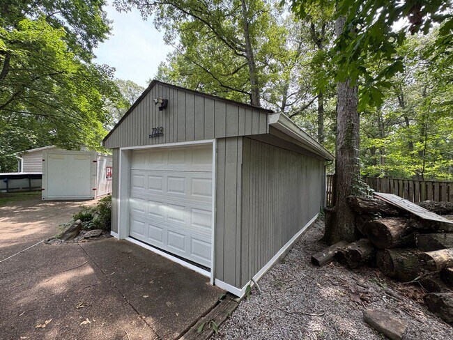 Building Photo - Fantastic 4 Bed 3.5 Bath Townhome With Sun...