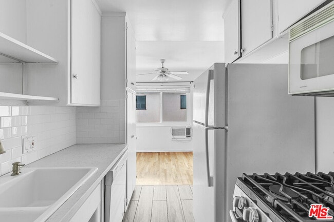 Building Photo - 1248 Barry Ave