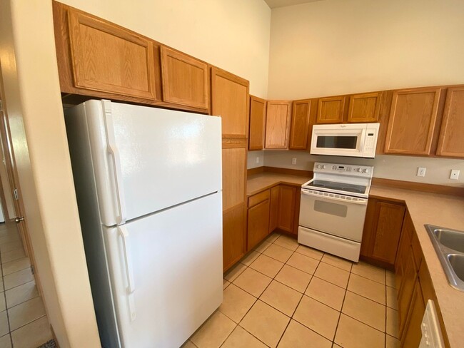 Building Photo - 4 Bed, 2 Bath Home!