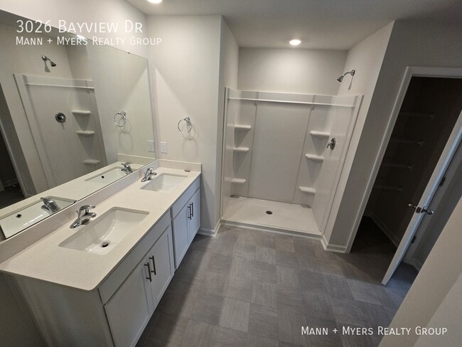 Building Photo - 3026 Bayview Dr