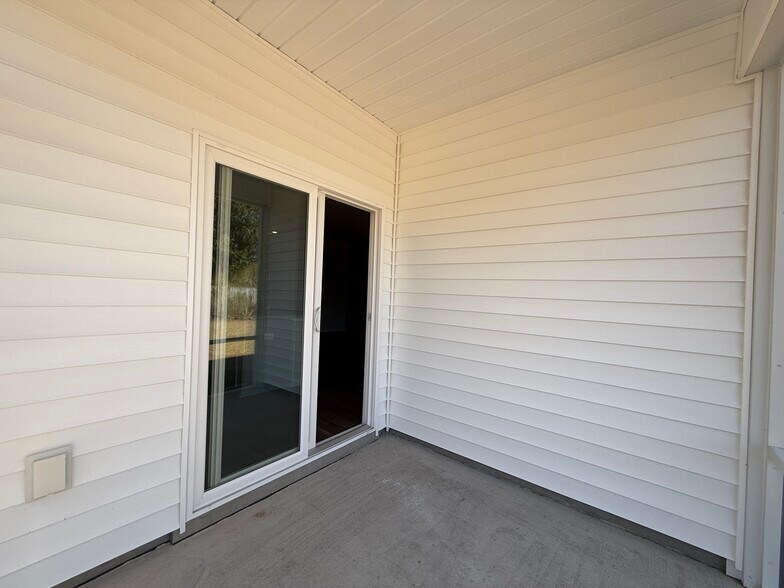 Building Photo - 320 Windy Wds Wy