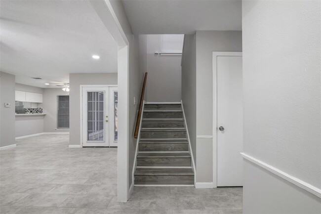 Building Photo - 10831 Sugar Hill Dr
