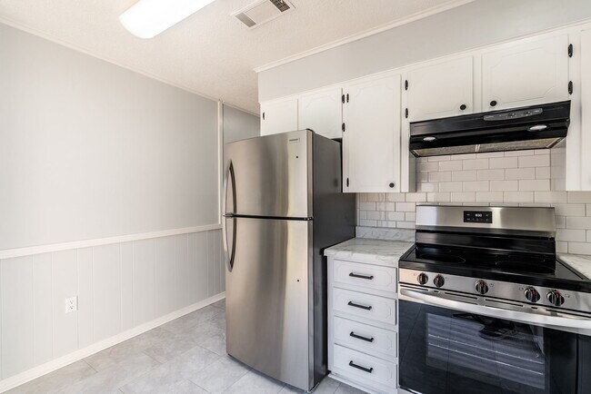 Building Photo - 9000 Woodbine Dr