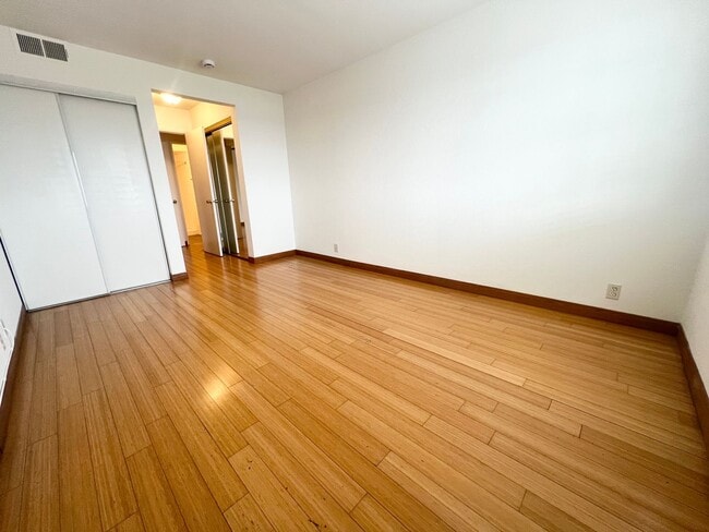 Building Photo - Roomy Signal Hill condo in Hillside Pines ...