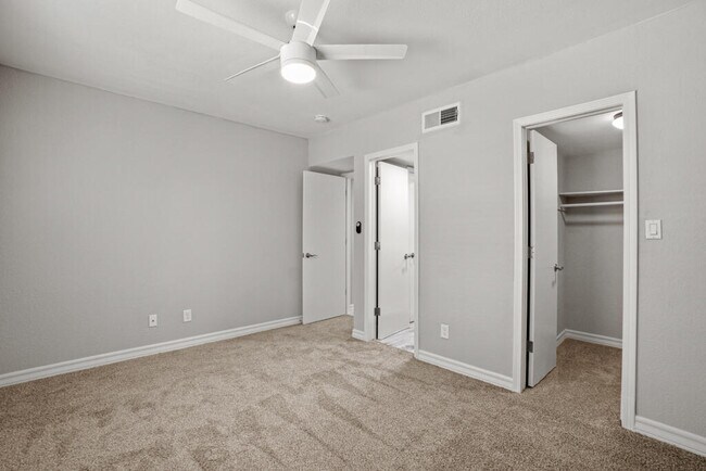 Building Photo - 12115 Royal Woods Dr