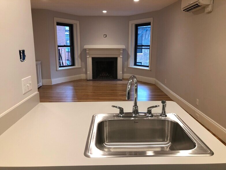 Building Photo - 184 Newbury St