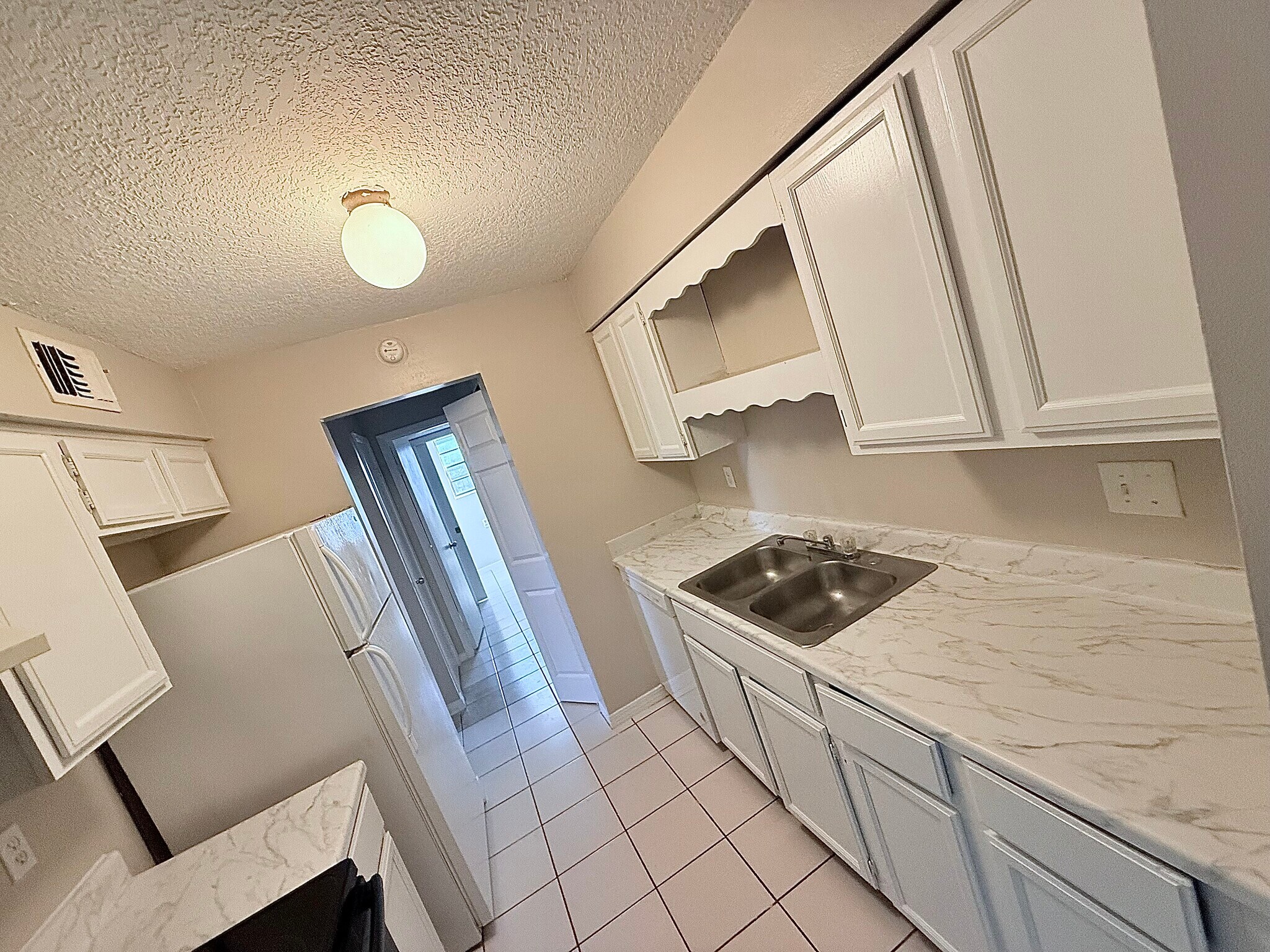 Kitchen - 467 Crabapple Ct