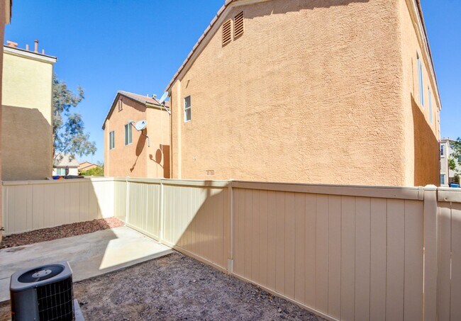 Building Photo - Beautiful two bedroom in great location