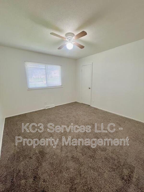 Building Photo - 5025 N Bellaire Ave