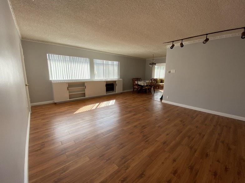 2bd/2bath Valley Village apartment - 5208 Wilkinson Ave