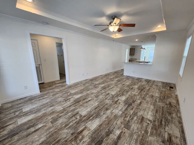Building Photo - 521 Eland Dr
