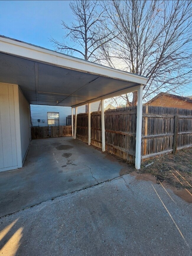Building Photo - 3 bed 2 bath 2 story townhome, 1 carport