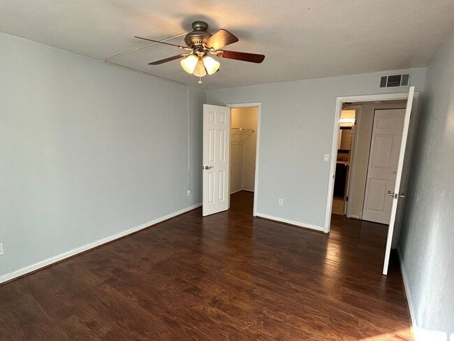 Building Photo - Walk to Campus from your Downstairs Flat