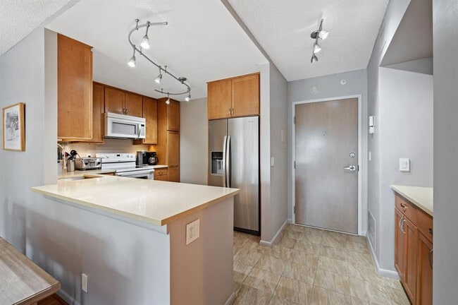 Building Photo - 340 Sunset Dr