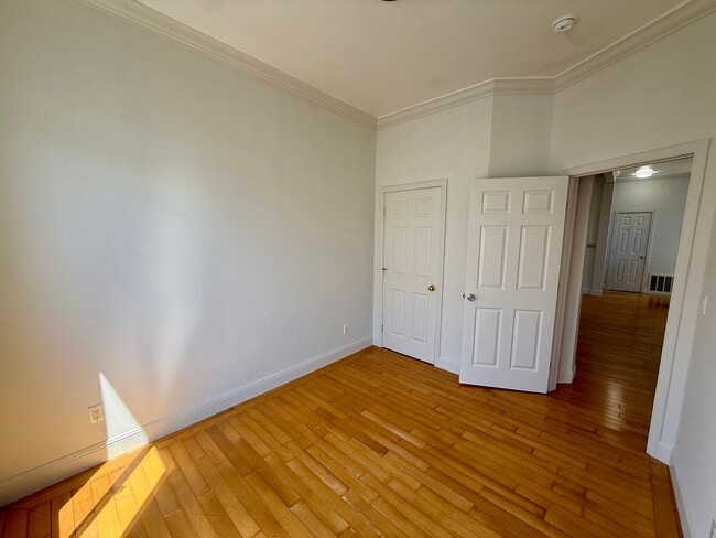 Building Photo - 2068 McAllister St
