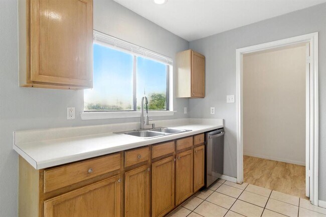 Building Photo - 2402 Glen Field Dr