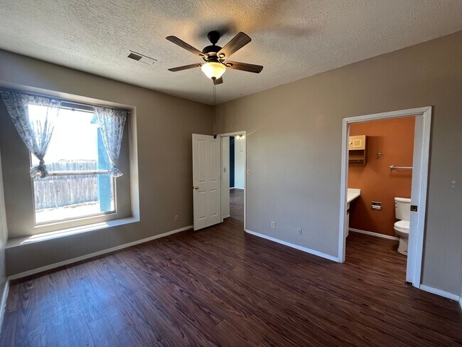 Building Photo - Cute 3 Bedroom 2 Bathroom Home In Rio Rancho!